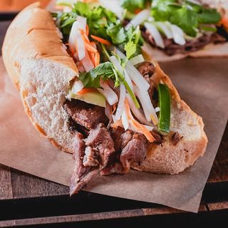 Le Banh mi porc caramel