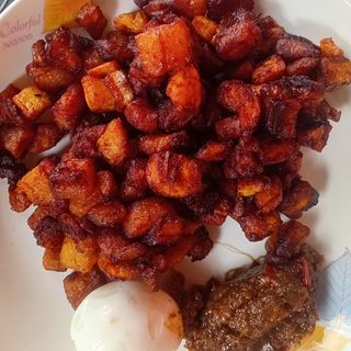 Alloco servir avec deux oeuf