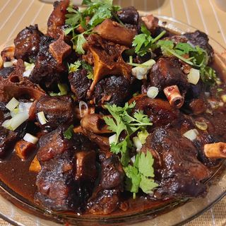 Queue de bœuf braisée + Attiéké