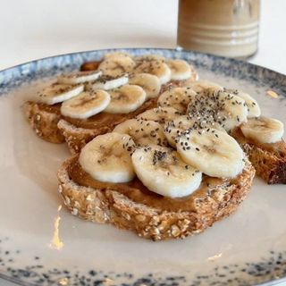 Toast au beurre d’arachide ou d’amande