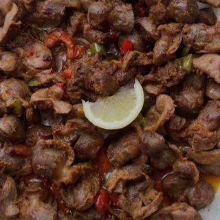 GÉSIERS DE POULET GRILLÉS + ATTIÉKÉ