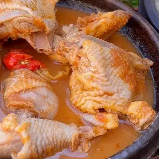 Kedjenou De Poulet Entier & Attiéké