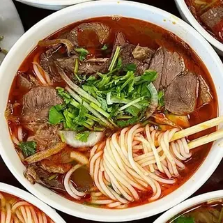 soupe de vermicelles de riz au bœuf (bún bò)