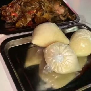 Demi(1/2)  poulet + Attiéké Offert 