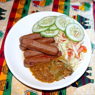 Saucisses de poulet grillé +attieké