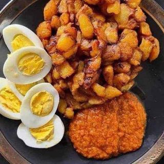 Aloco avec oeufs bouillir