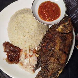 Attiéké + Poisson Carpe Grillé