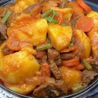 Ragoût d'igname avec du poulet 