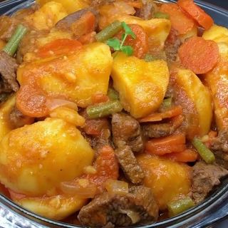 Ragoût d'igname avec de la viande 