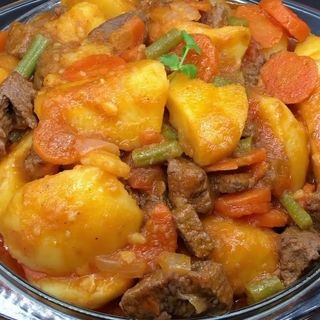 Ragoût de pommes de terre avec de la viande grillée 