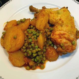 Petits poids ,pomme de terre au poulet et du pain