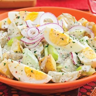 Salade de pommes de terre  aux oeufs et pain