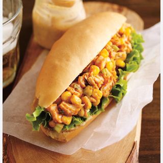 Sandwich au filet de poulet avec un accompagnement au choix + 1 boisson offerte 