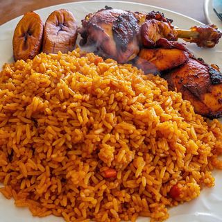 Grand bol de jollof rice avec garniture au choix