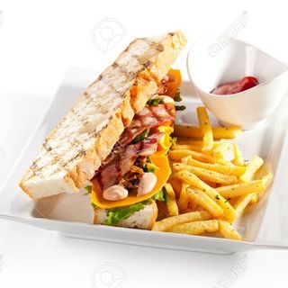 Sandwich fromage avec filet de bœuf et de poulet avec accompagnement au choix + une boisson offerte 