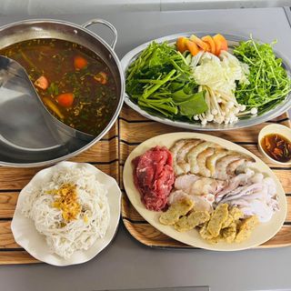 Potage De Tamarin Aux Crevettes + Calamar + Boeuf + Mérou