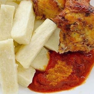 Grand plat d’Igname bouillie avec poulet