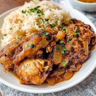 Grand plat de riz sauce yassa au poulet
