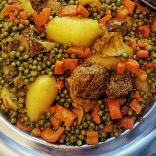 Grand plat de petits pois au poulet