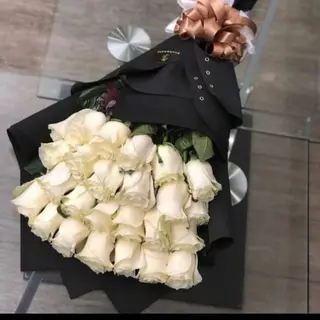 Pure Élégance (Roses Blanches)