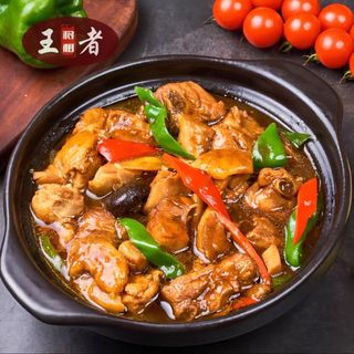 Le cuisse de poulet sauté avec du riz