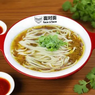 Nouilles À La Soupe Spéciale De Porc