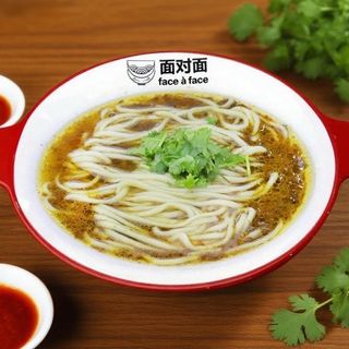 Nouilles À La Soupe Spéciale De Porc