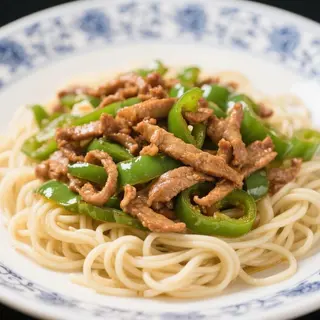 Nouilles À La Viande Porc Avec Poivron Vert