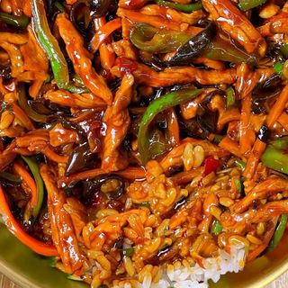 La viande porc sauté avec  champignons noir et piment