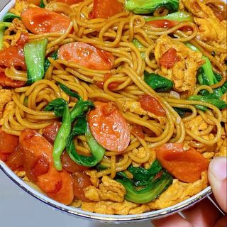 Nouilles sauté aux œufs avec saucisse de poulet