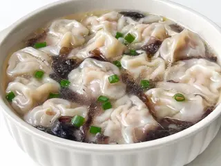 Soupe de ravioli avec porc