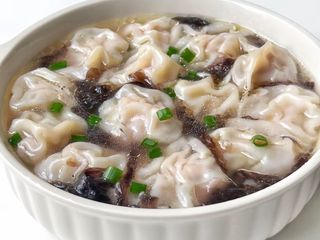 Saule de ravioli avec porc