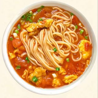 Vermicelles à la coupe avec pâte de tomate avec oeuf