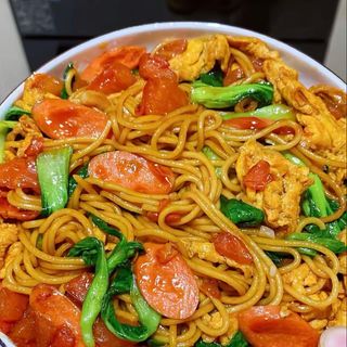 Vermicelles sauté au œuf avec saucisse de poulet