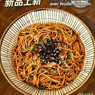 Nouilles es sauce soja avec feuille d’oignois
