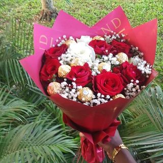 Bouquet de roses mélangé de chocolat