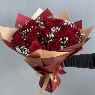 Rose rouge bouquet à la main