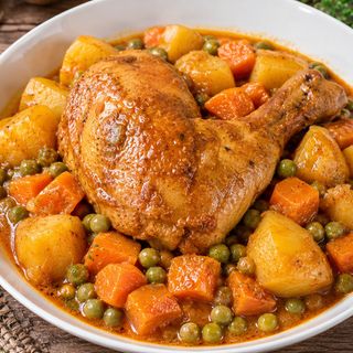 Ragoût de pomme de terre aux légumes avec du poulet