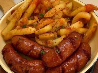 Saucisse de poulet avec frites