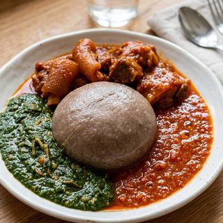 Pâte d'igname à la sauce tomate