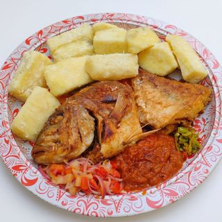 Igname bouillie avec poisson grillé