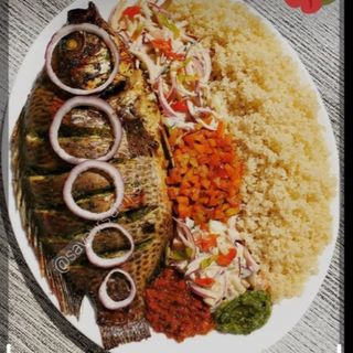 poisson braisé accompagné d'attieke