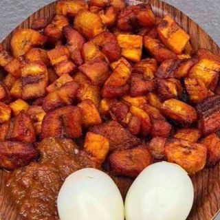 Un plat alloco avec oeufs