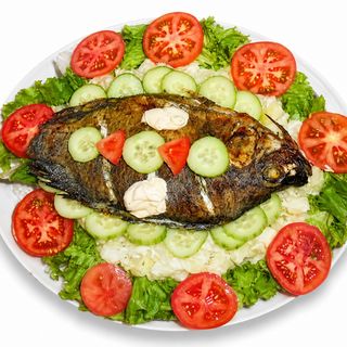 Poisson braisé avec Attiéké et Salade
