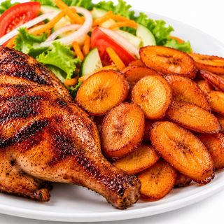 Demi Poulet DG banane + Attiéké