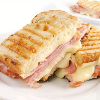 Sándwich Mixto Con Huevo Cocido y Mahonesa