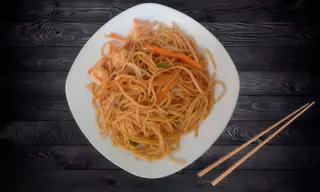 26. Tallarines fritos con gambas