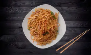 27. Tallarines fritos con Tres Delicias