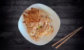 28. Fideos de arroz frito Tres Delicias