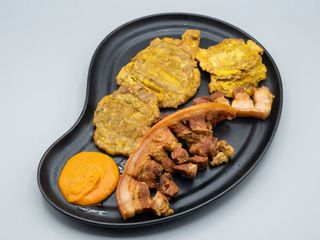 Chicharrón con patacón y arepa